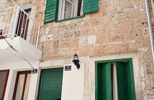 Komiza Apartment | Studio flat with terrace Komiža, Vis (AS-24523-a)