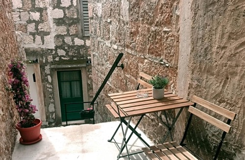 Komiza Apartment | Studio flat with terrace Komiža, Vis (AS-24523-a)