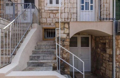 Komiza Apartment | Studio flat with terrace and sea view Komiža, Vis (AS-26985-a)