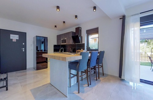 Drenje Apartment | Stunning apartment in Drenje with WiFi