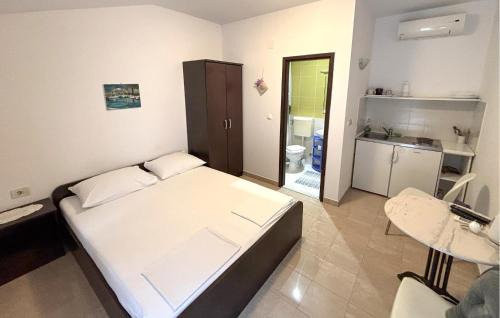 Drvenik Apartment | Stunning Apartment In Drvenik With Wifi