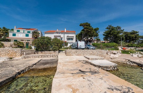 Kosljun Apartment | Stunning apartment in Kosljun with WiFi