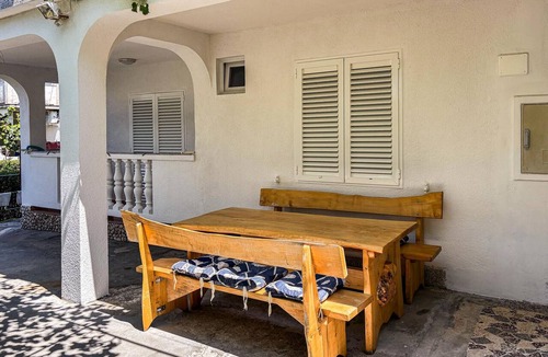 Lopar Apartment | Stunning apartment in Lopar with house sea view