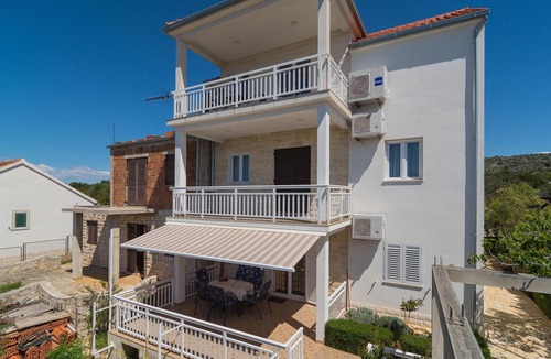 Cove Makarac (Milna) Apartment | Stunning apartment in Milna with WiFi