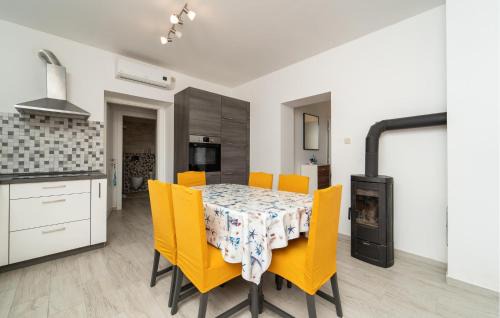Rtina Apartment | Stunning Apartment In Rtina With House Sea View