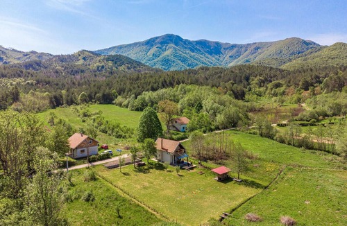 Gracac House | Stunning home in Kunovac Kupirovacki with WiFi
