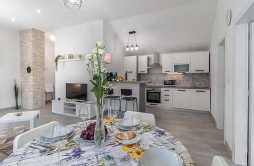 Bakarac House | Stunning home in Bakarac with WiFi