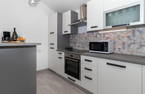Bakarac House | Stunning home in Bakarac with WiFi