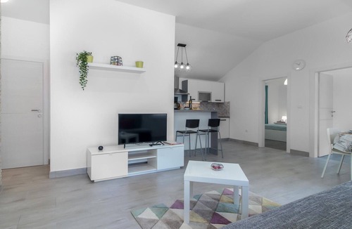 Bakarac House | Stunning home in Bakarac with WiFi