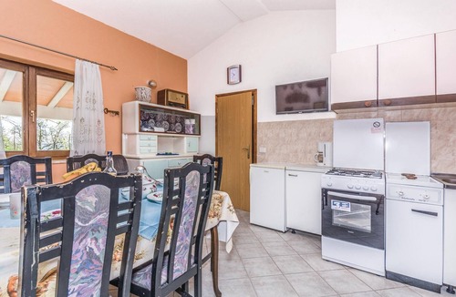 Dolenja Vas House | Stunning home in Dolenja Vas with WiFi