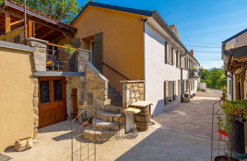 Jurdani House | Stunning home in Jurdani with WiFi