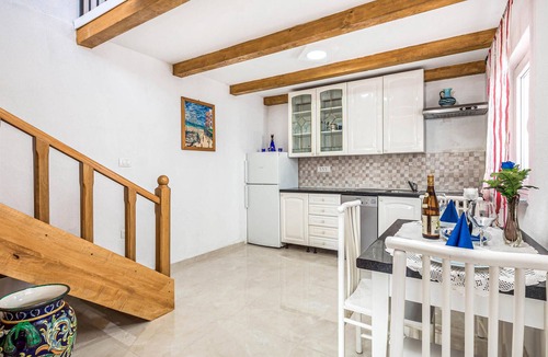 Jurdani House | Stunning home in Jurdani with WiFi