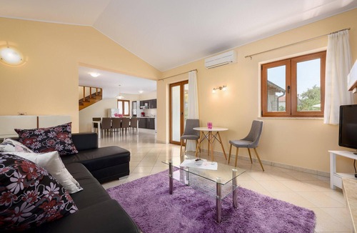 Mofardini House | Stunning home in Kmacici