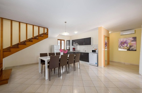 Mofardini House | Stunning home in Kmacici