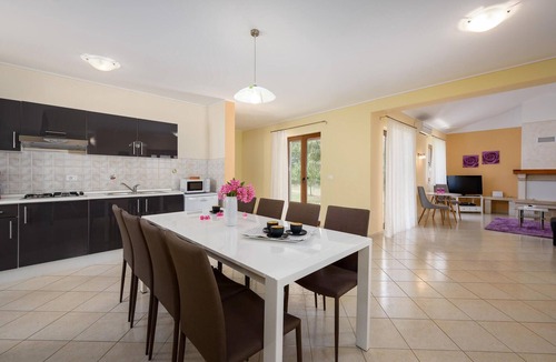 Mofardini House | Stunning home in Kmacici