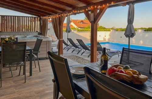 Kutina House | Stunning home in Kutina with sauna