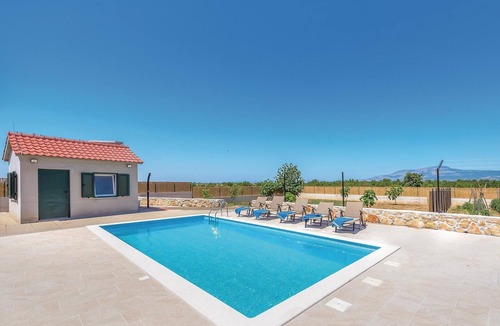 Drnis House | Stunning home in Pakovo Selo