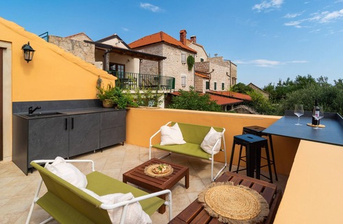 Pitve House | Stunning home in Pitve with WiFi