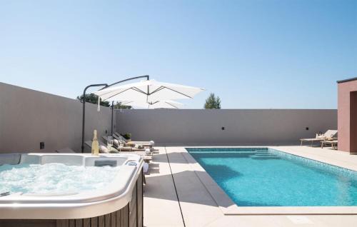 Vrsi House | Stunning Home In Vrsi With Sauna