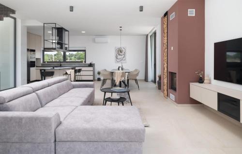 Vrsi House | Stunning Home In Vrsi With Sauna
