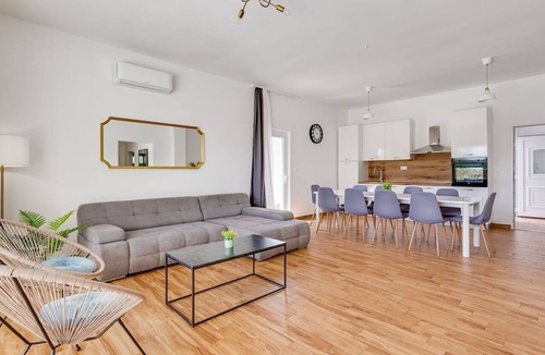 Velim House | Stunning private villa with WIFI, private pool, A/C, TV, terrace, pets allowed and panoramic view