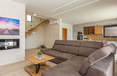 Viskovici Villa | Stunning private villa for 7 people with WIFI, private pool, hot tub, A/C, TV and terrace