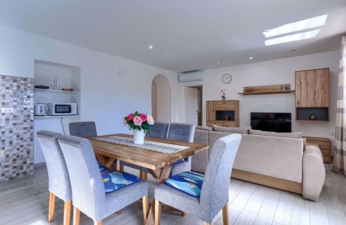 Gondolici House | Stunning private villa for 8 people with WIFI, A/C, private pool, TV and terrace