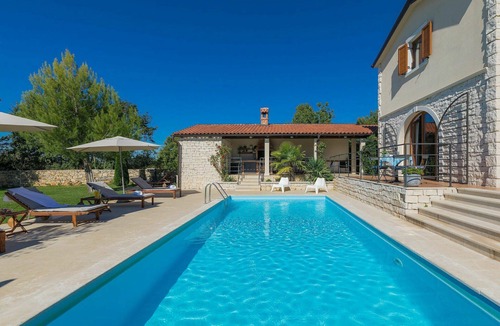 Cabrunici Villa | Stunning private villa for 8 guests with WIFI, private pool, A/C, TV, terrace and pets allowed