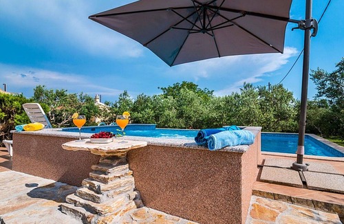Rudine House | Stunning private villa for 10 guests with WIFI, A/C, private pool, TV, terrace and pets allowed