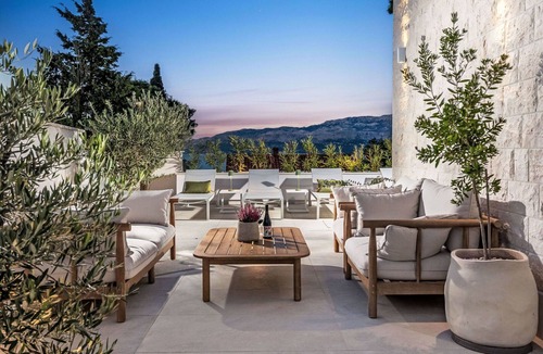 Splitska Villa | Stunning private villa for 8 people with A/C, WIFI, private pool, TV, terrace and pets allowed
