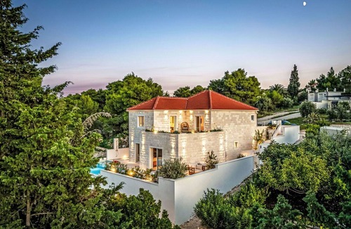 Splitska Villa | Stunning private villa for 8 people with A/C, WIFI, private pool, TV, terrace and pets allowed