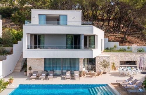 Splitska Villa | Stunning private villa for 12 people with A/C, private pool, WIFI, TV, terrace and pets allowed
