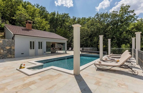 Omis Villa | Stunning private villa for 8 people with WIFI, A/C, hot tub, private pool and TV