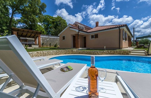 Farini House | Stunning private villa for 6 people with WIFI, A/C, private pool, TV, terrace and pets allowed