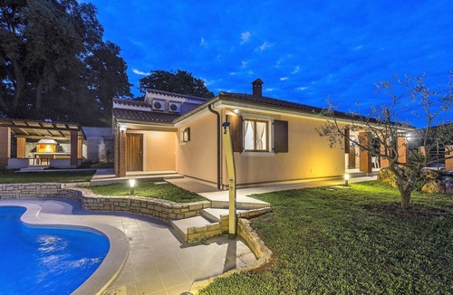 Farini House | Stunning private villa for 6 people with WIFI, A/C, private pool, TV, terrace and pets allowed