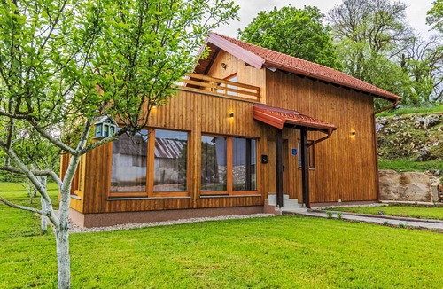 Perusic House | Stunning private villa for 7 people with WIFI, hot tub, A/C, TV, terrace and panoramic view