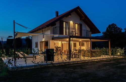Fuzine House | Stunning private villa for 4 guests with WIFI, hot tub, A/C, TV, terrace and pets allowed
