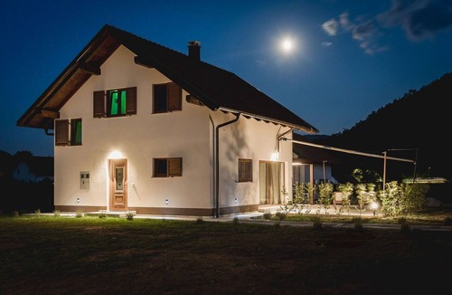 Lic House | Stunning private villa for 4 guests with WIFI, A/C, hot tub, TV, terrace and pets allowed