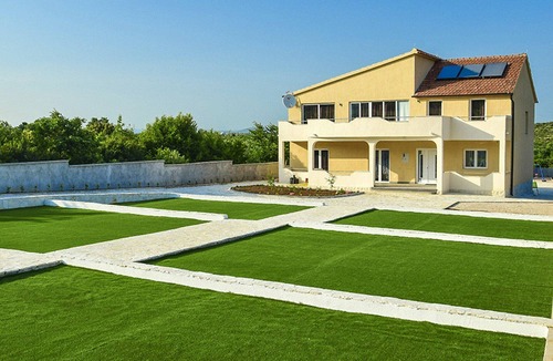 Velim House | Stunning private villa with private pool, A/C, hot tub, WIFI, TV, patio and pets allowed