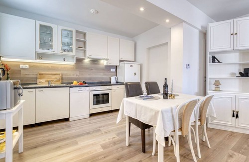 Ika House | Stunning villa for 10 guests with WIFI, A/C, TV and terrace