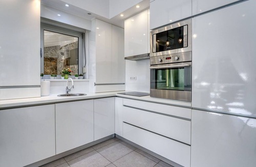 Sarsoni House | Stunning villa for 6 guests with WIFI, private pool, A/C, TV and terrace