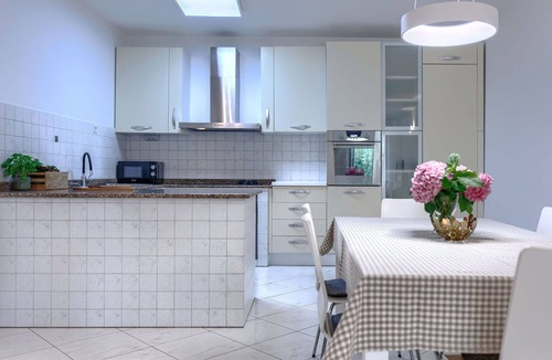 Topid House | Stunning villa for 6 people with A/C, WIFI, private pool, TV and terrace