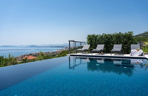 Podstrana Villa | Stylish property with heated 32sqm private pool, 5 bedrooms, 5 bathrooms, 1km from the beach