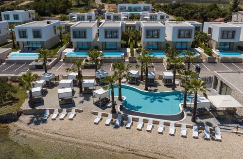 Kraj Villa | The Palms Resort - Villa President Royal