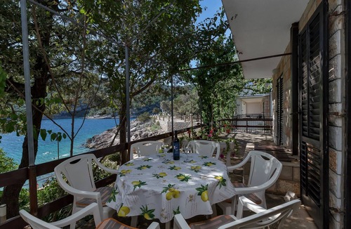 Pokrivenik Apartment | Three bedroom apartment near beach Cove Pokrivenik, Hvar (A-5223-b)