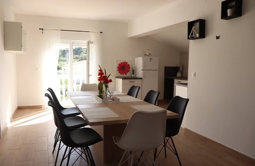 Kukljica Apartment | Three bedroom apartment with balcony and sea view Kukljica, Ugljan (A-18238-c)