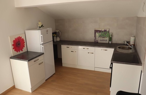 Kukljica Apartment | Three bedroom apartment with balcony and sea view Kukljica, Ugljan (A-18238-c)