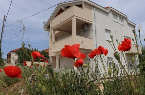 Kukljica Apartment | Three bedroom apartment with balcony and sea view Kukljica, Ugljan (A-18238-c)