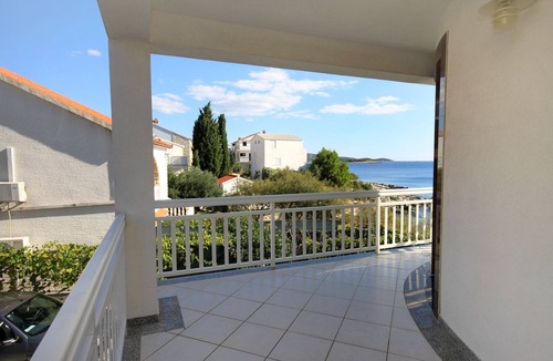Rogoznica Apartment | Three bedroom apartment with a swimming pool by the beach Zečevo Rtić, Rogoznica (A-8366-a)