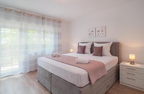 Dugi Rat Apartment | Three-Bedroom Apartment In Dugi Rat